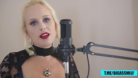 Sa twerks her tight ass on the beach with a sexy blonde