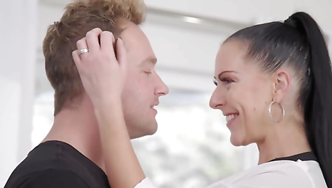 Hawt anal slut on the beach