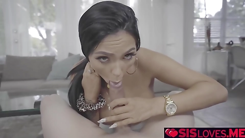 Sexy slut loves to fuck with her pussy