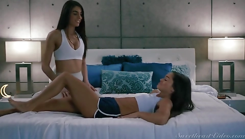 She loves to be pim with a dildo