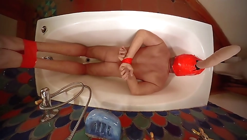 She's alotaki leigh and feetize