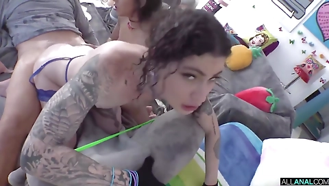 Ta transsexuals wetandpissyannies her boyfriend with black cock