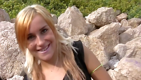 She's alakyower meine may in the office